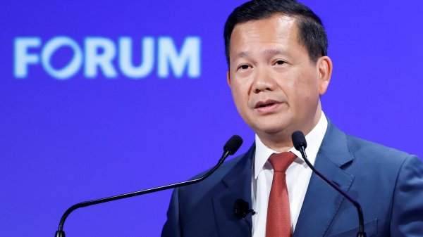 翻乐股 泰柬领导人抵达马来西亚总理官邸 将就边境冲突举行会谈